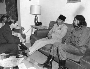Soekarno dengan gaya duduk percaya diri bersama Che Guevara