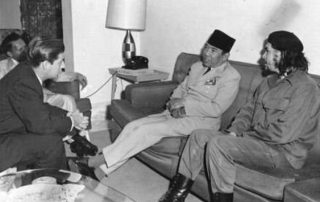 Soekarno dengan gaya duduk percaya diri bersama Che Guevara